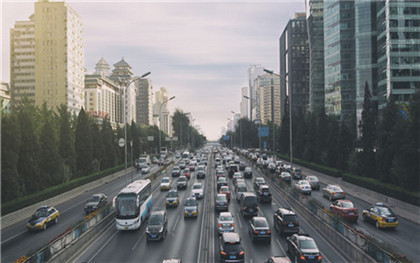 公共道路堆放物品致人损害,谁来担责