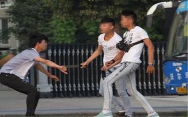 正当防卫中的不法侵害指的是什么