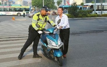 电子抓拍闯红灯扣分吗