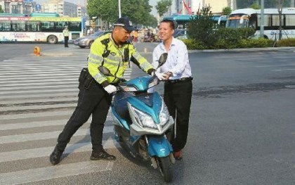 电子抓拍闯红灯扣分吗