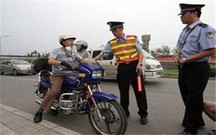 摩托车违章没处理可以考驾驶证吗